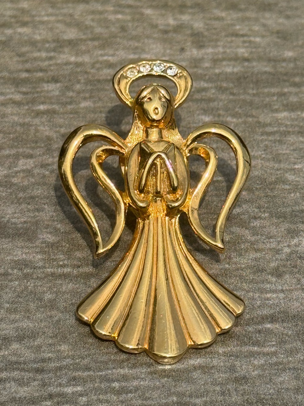EUC Vintage Avon Gold Rhinestone " Heavenly Angel Pin " Brooch
